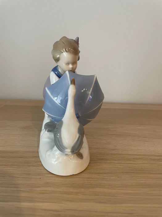 Porcelanowa figurka dziecko z kaczką - sygnowana