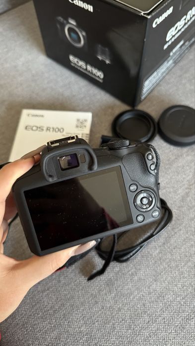 Nova CANON EOS R100 + RF-S 18-45mm IS STM