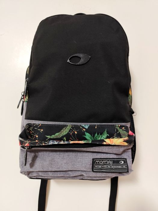 Mochila preta com padrão floral marca Mormaii