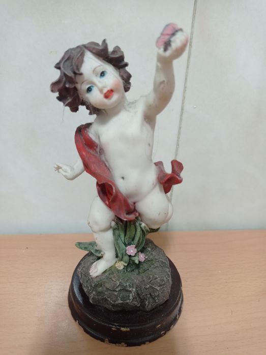 Várias estatuetas marfinite