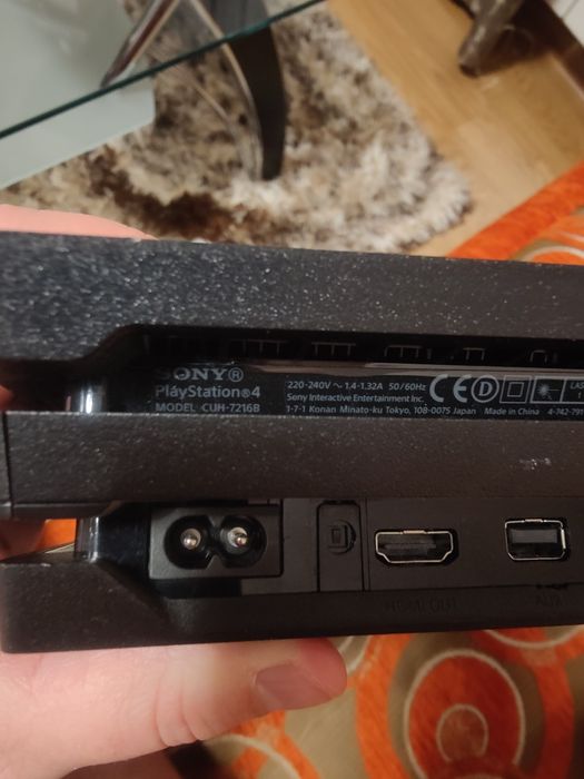PlayStation 4 PRO CUH 7216B (2x pady + podstawka)