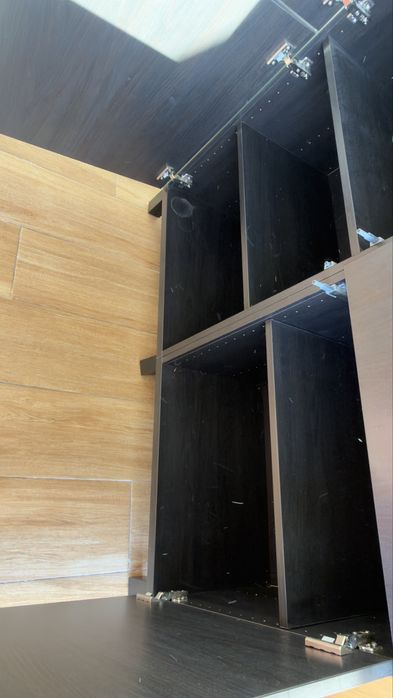IKEA BESTÅ Preto c/ Extras (Vidro + Suporte Garrafas) – Excelente Estado