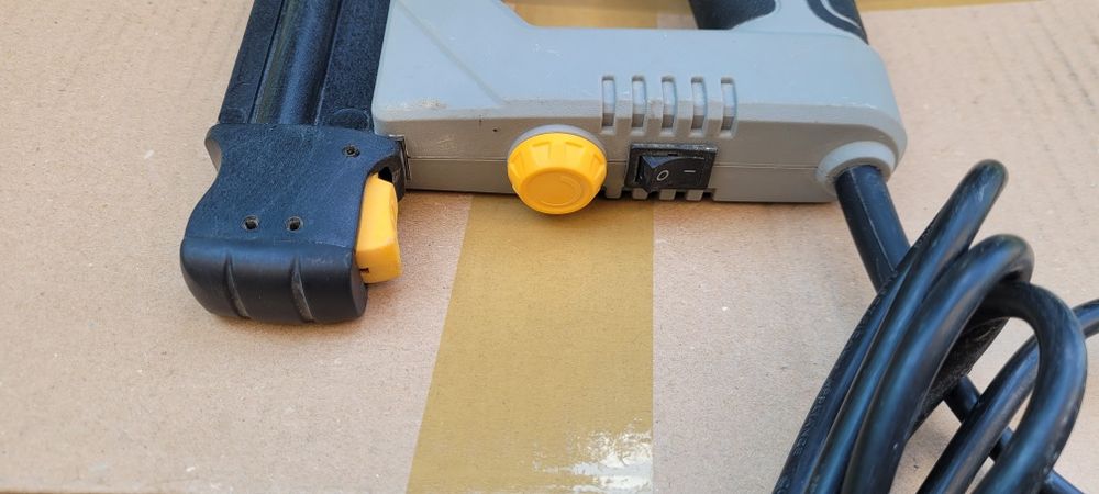 Zszywacz / Gwoździarka elektryczna Titan TTB961NAL • Strzela • USZKODZONA