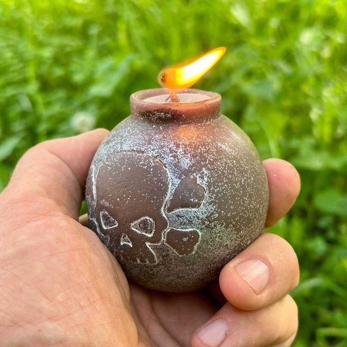 Свічка ручної роботи у формі бомби