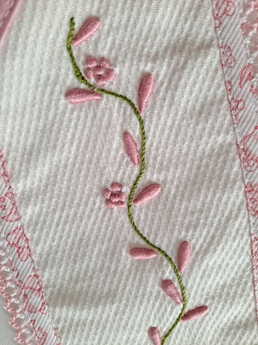 Fralda de bebé com bordado madeira