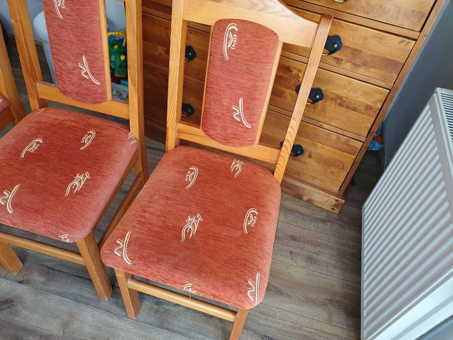 Komplet 4 krzeseł drewnianych