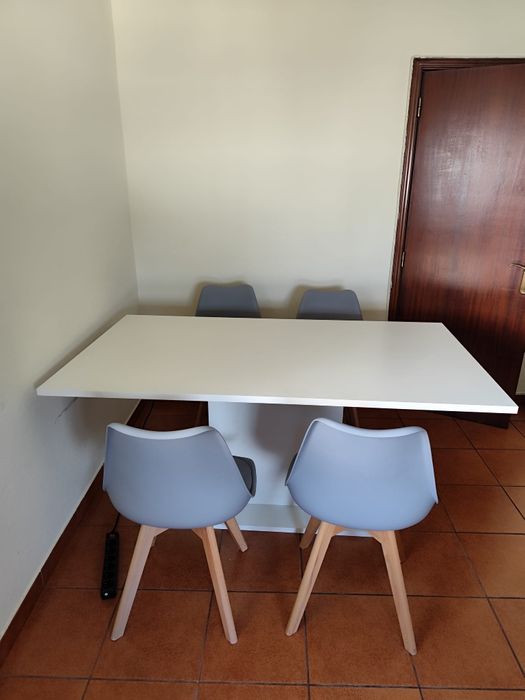 Mesa  com 4 cadeiras