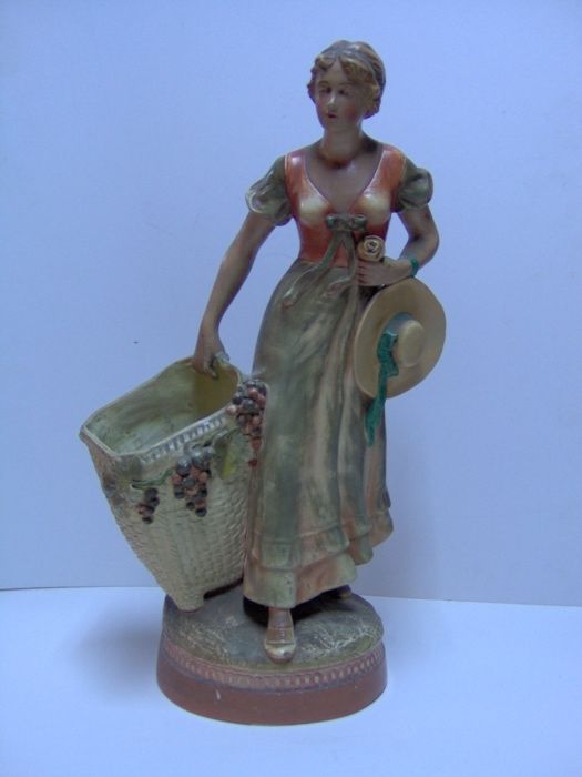 Rainha St. Isabel, escultura antiga em bronze