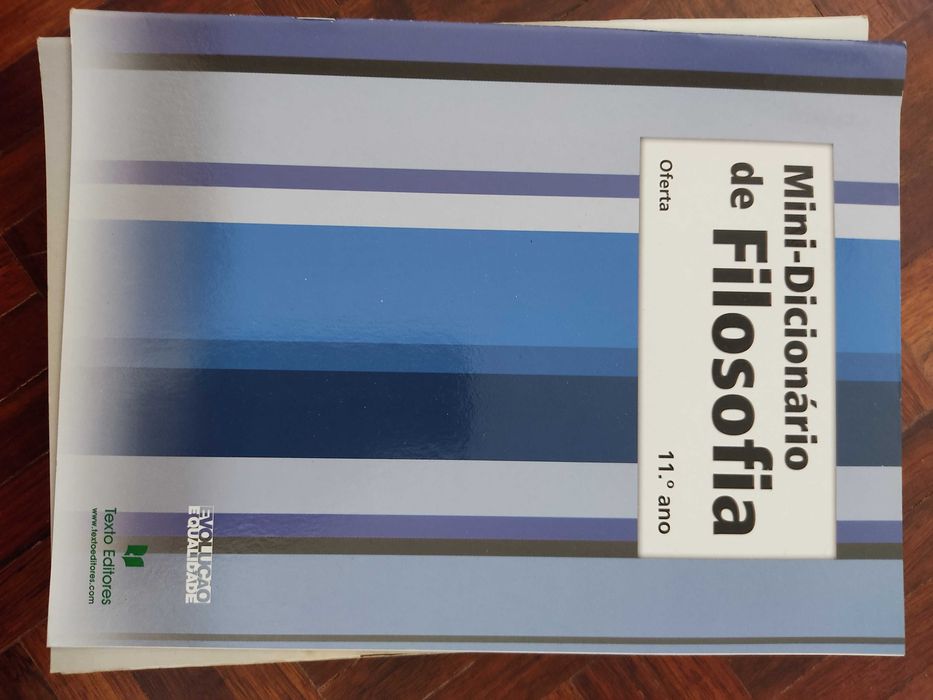 Livros escolares de diferentes anos de ensino e disciplinas