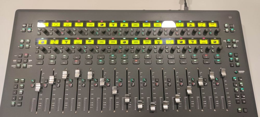 Mesa mistura controlador DAW Avid S3
