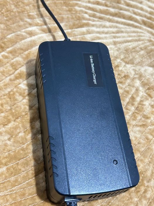 Carregador 48V Li-ion 54.6V 4A – XLR 3 pinos (trotinete/e-bike)