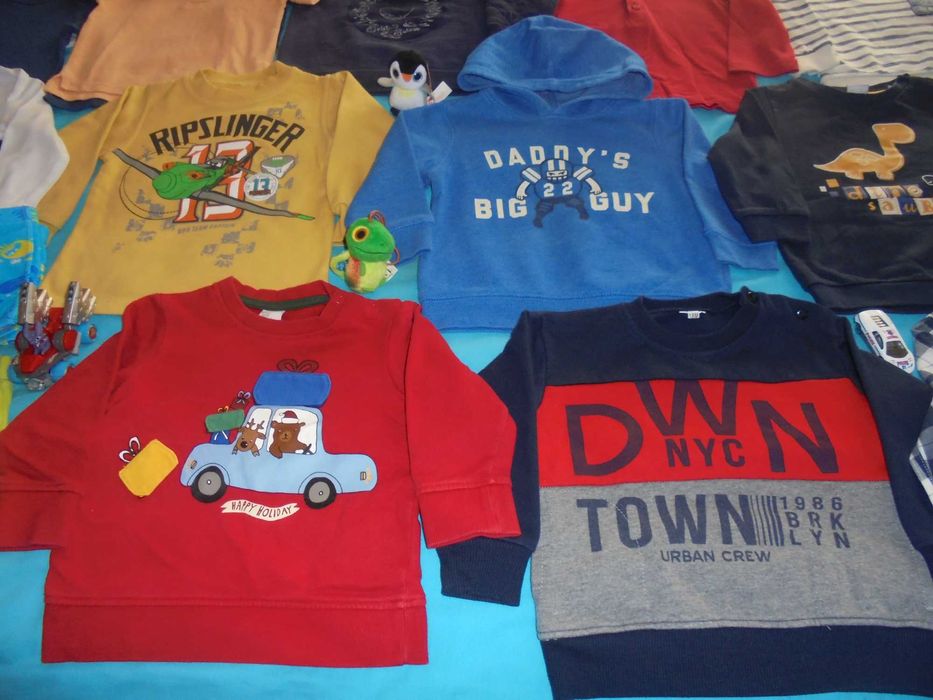 lote de roupa de menino vários brinquedos