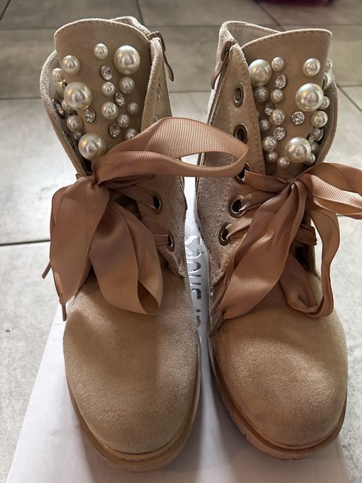 Beżowe botki z perełkami Ideal Shoes