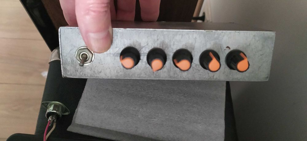 Підсилювач з еквалайзером 18 Ватт