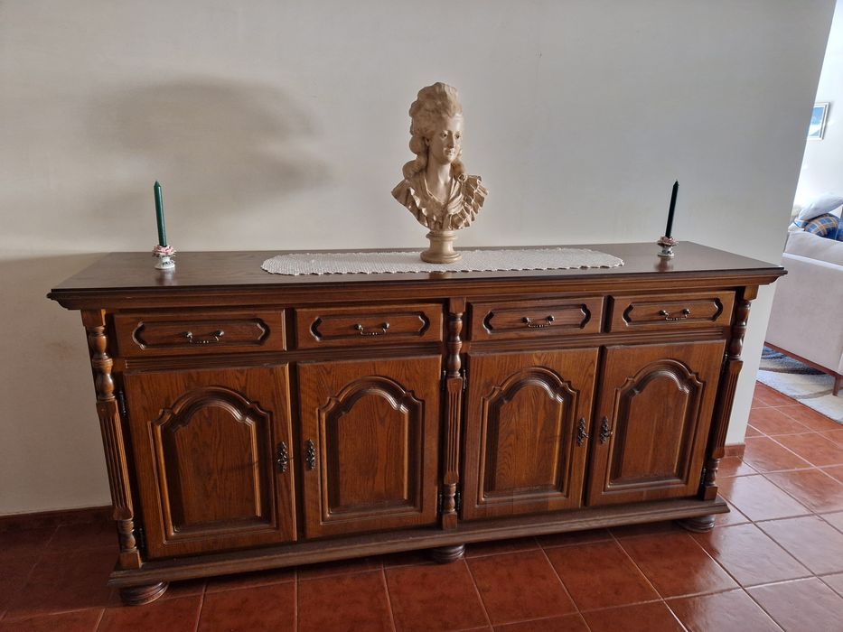 Conjunto de sala de jantar em madeira