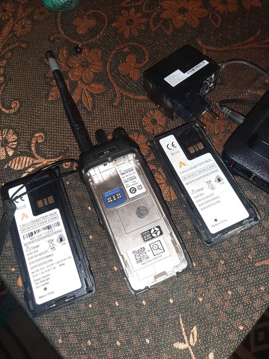 Motorola R7a — Бойовий комплект: 2 АКБ (один з Type-C) + 2 зарядки