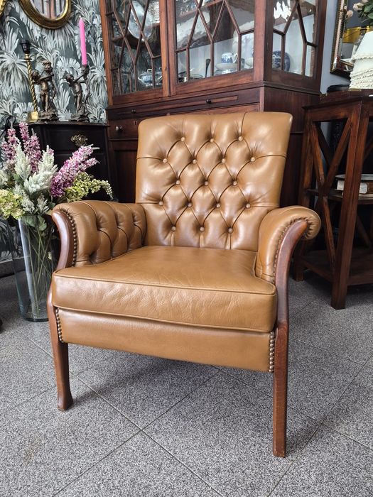 Poltrona Clássica Vintage em Pele Legítima Caramelo (Capitonê)