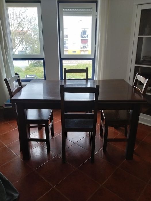 Mesa de madeira maciça com 4 cadeiras. Estado semi novo.