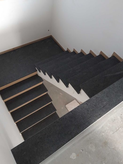 schody wewnętrzne marmur granit konglomerat blat parapety granitowe