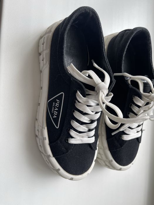 Кеды  черные Prada.