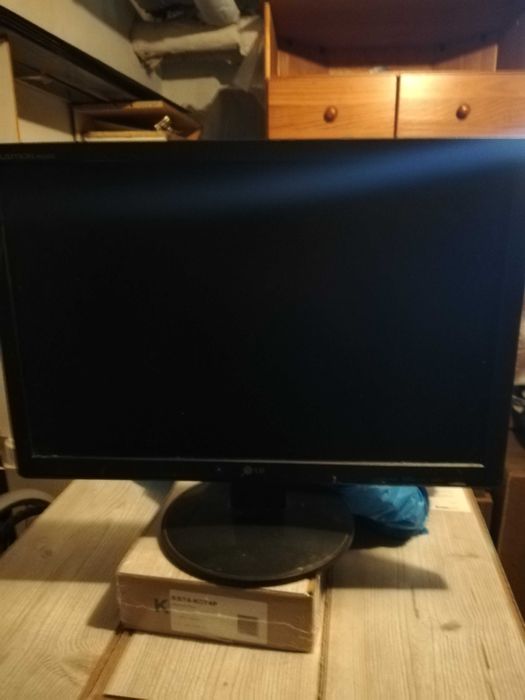 3 monitory LG, Flatron