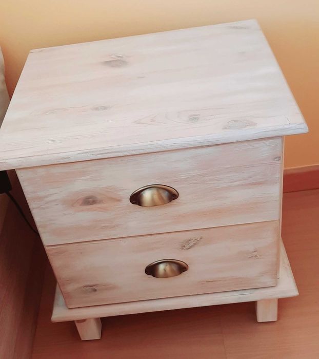 Mesas de cabeceira em madeira