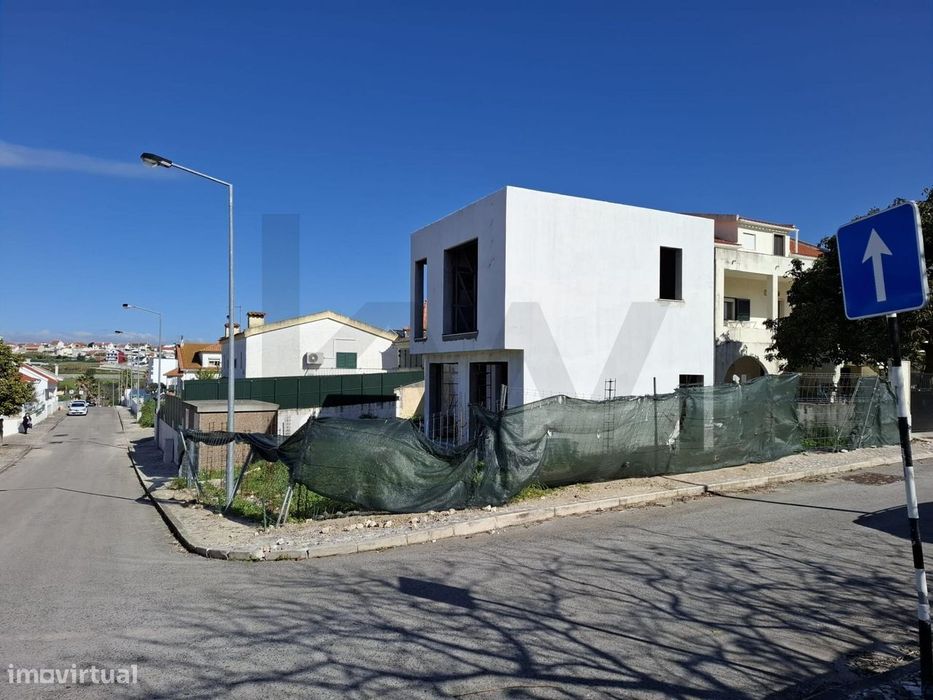 Lote de terreno com projecto de construção em curso | Moradia T3 isola