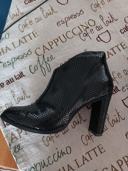 Czarne botki,firmy  S But, rozm.39