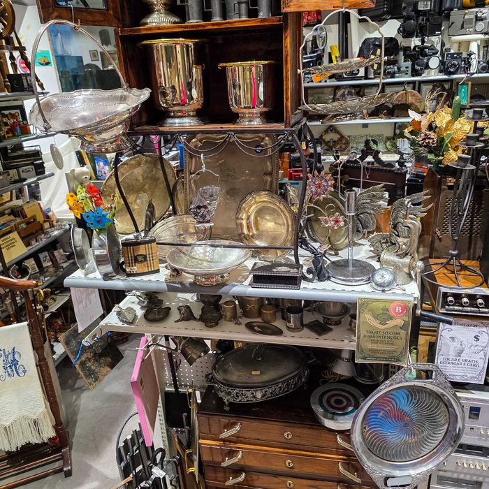 Caixa Antiga Madeira com Aplicações Prata – Interior Seda