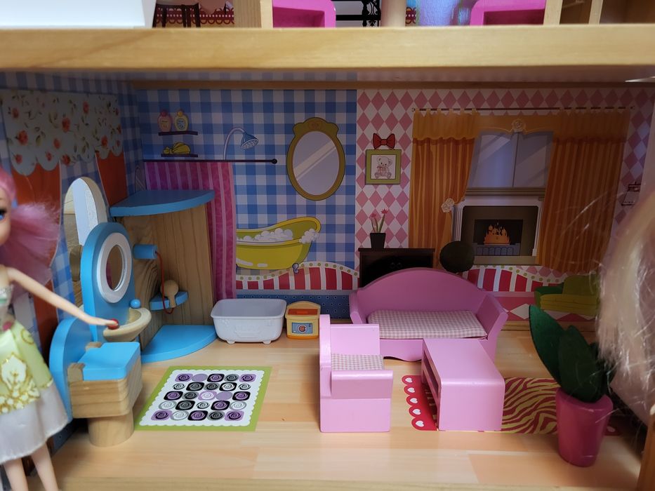 Ляльковий дерев'яний будиночок.