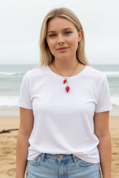 Naszyjnik w kolorze złota z dwoma truskawkami