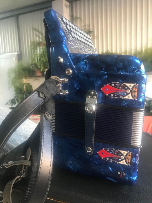 Vendo concertina semi nova em FA LA RE