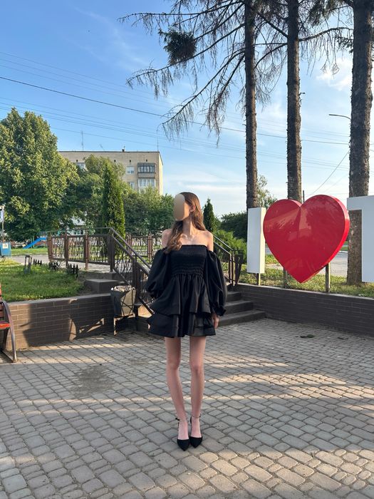 Чорна коротка сукня