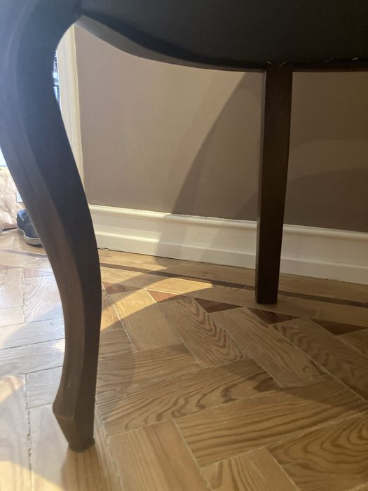 Cadeira de madeira estofada