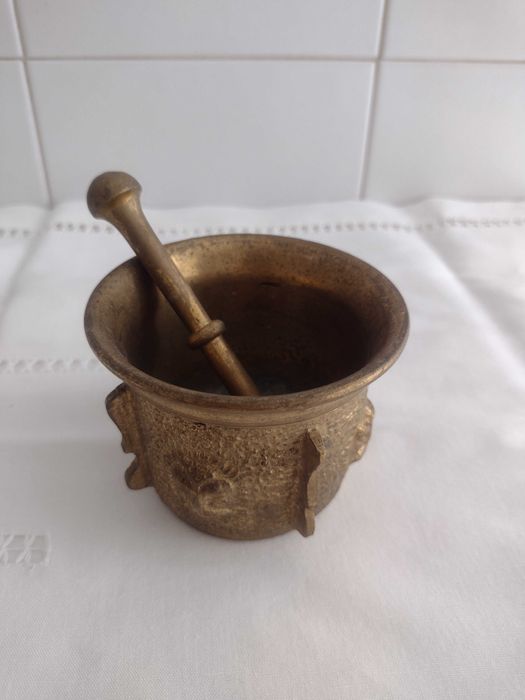 Pequeno pilão/badalo em latão