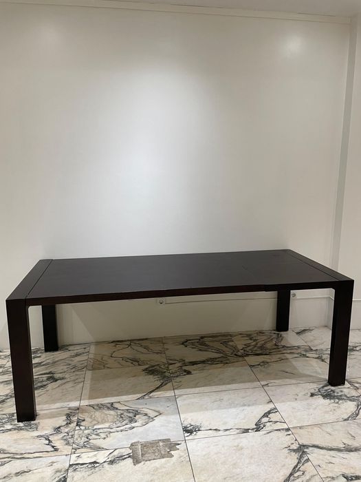 Mesa extensível preta, ferro e madeira, para 6 a 10 cadeiras