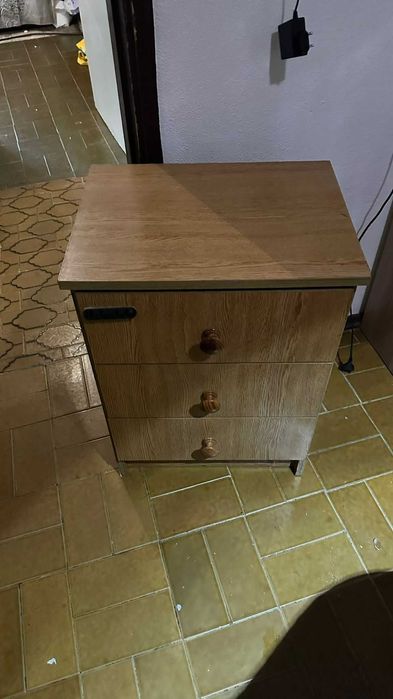 mesa de cabeceira em madeira bom estado