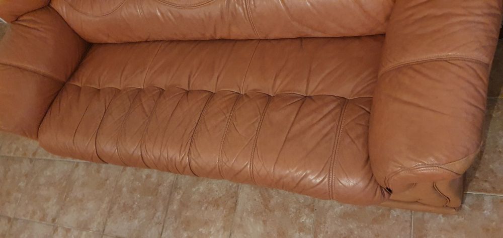 Três sofás em couro castanho