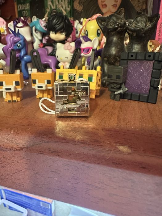 Ціна договірна!! Продам золотий куб kinder minecraft