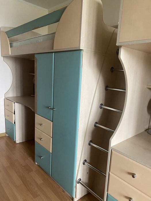 Кровать детская,стол,шкаф.