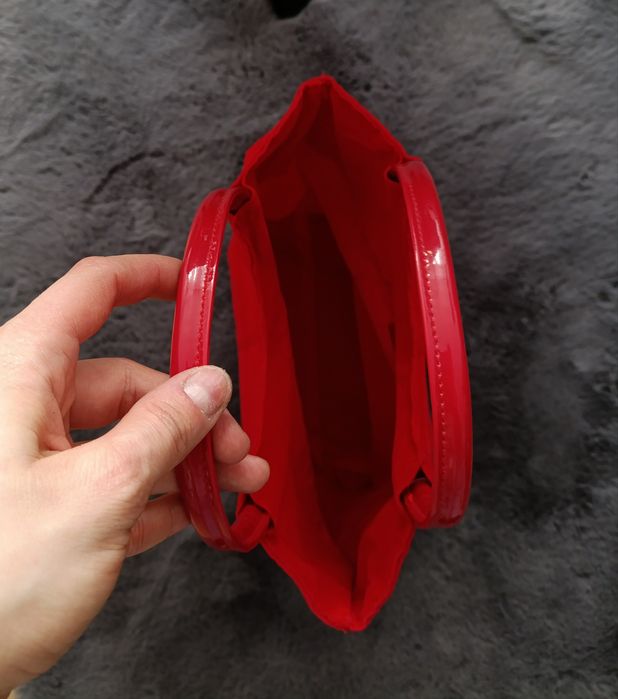 Czerwona torebka do ręki