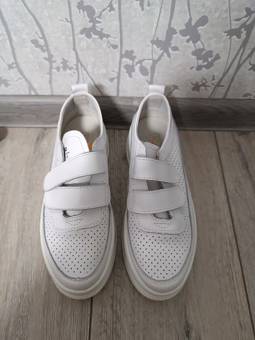 Кросівки. Мокасини.