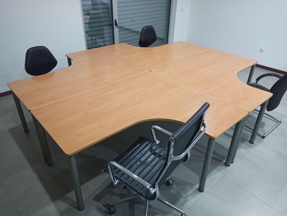 4 secretárias, 3cadeiras. Preço negociável.