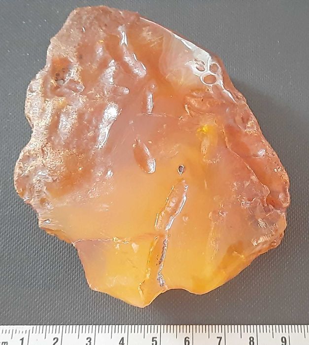 Bursztyn surowy o wadze 105,3 gr.