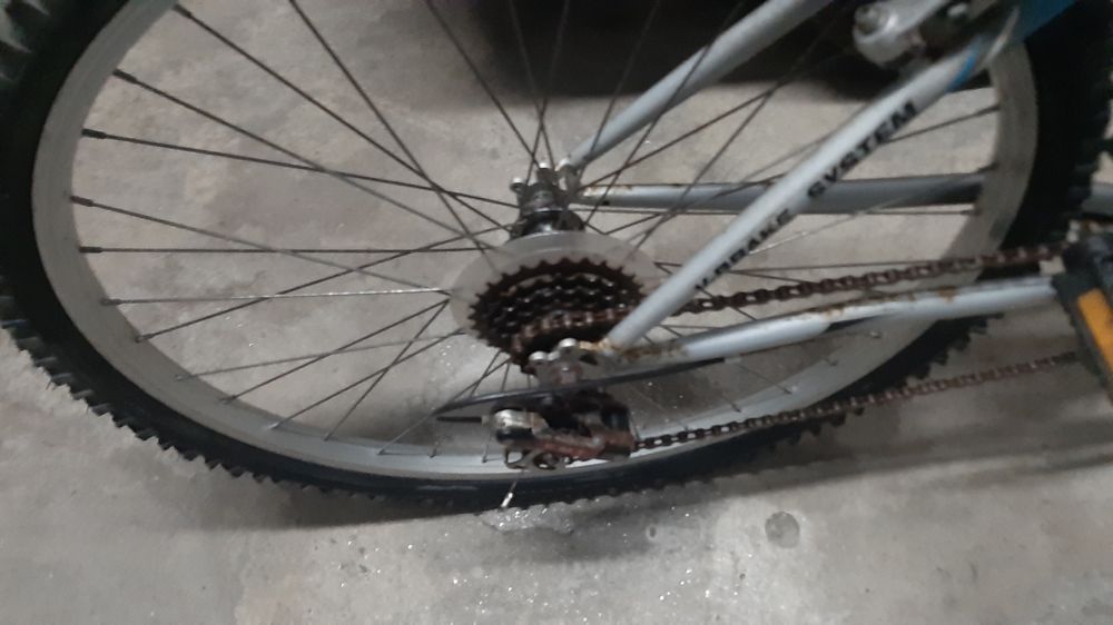 Bicicleta resistente, bonita e em bom estado