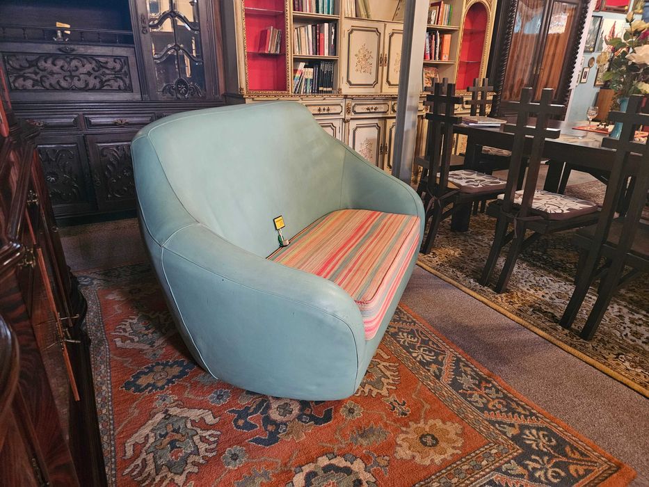 Sofá em pele de cor verde muito claro - Pequenas m