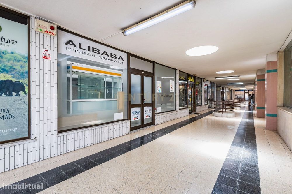 Loja com Mezzanine no Centro de Leiria - Galerias São José