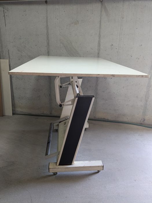 Mesa de trabalho de altura e pitch variável