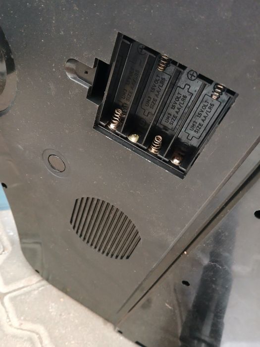 czarne, plastikowe pianino-zabawka w kształcie mini fortepianu