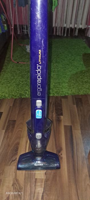 Продам аккумуляторный пылесос Electrolux